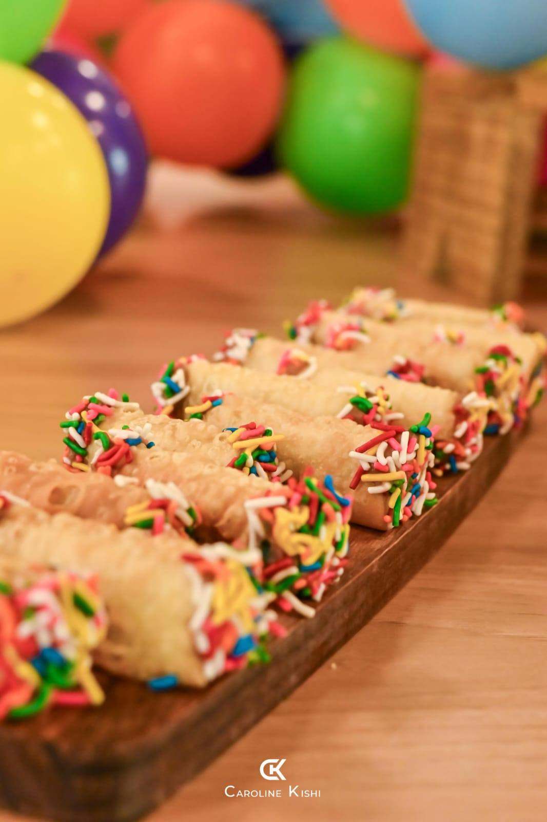 Doces decorados com confeitos
