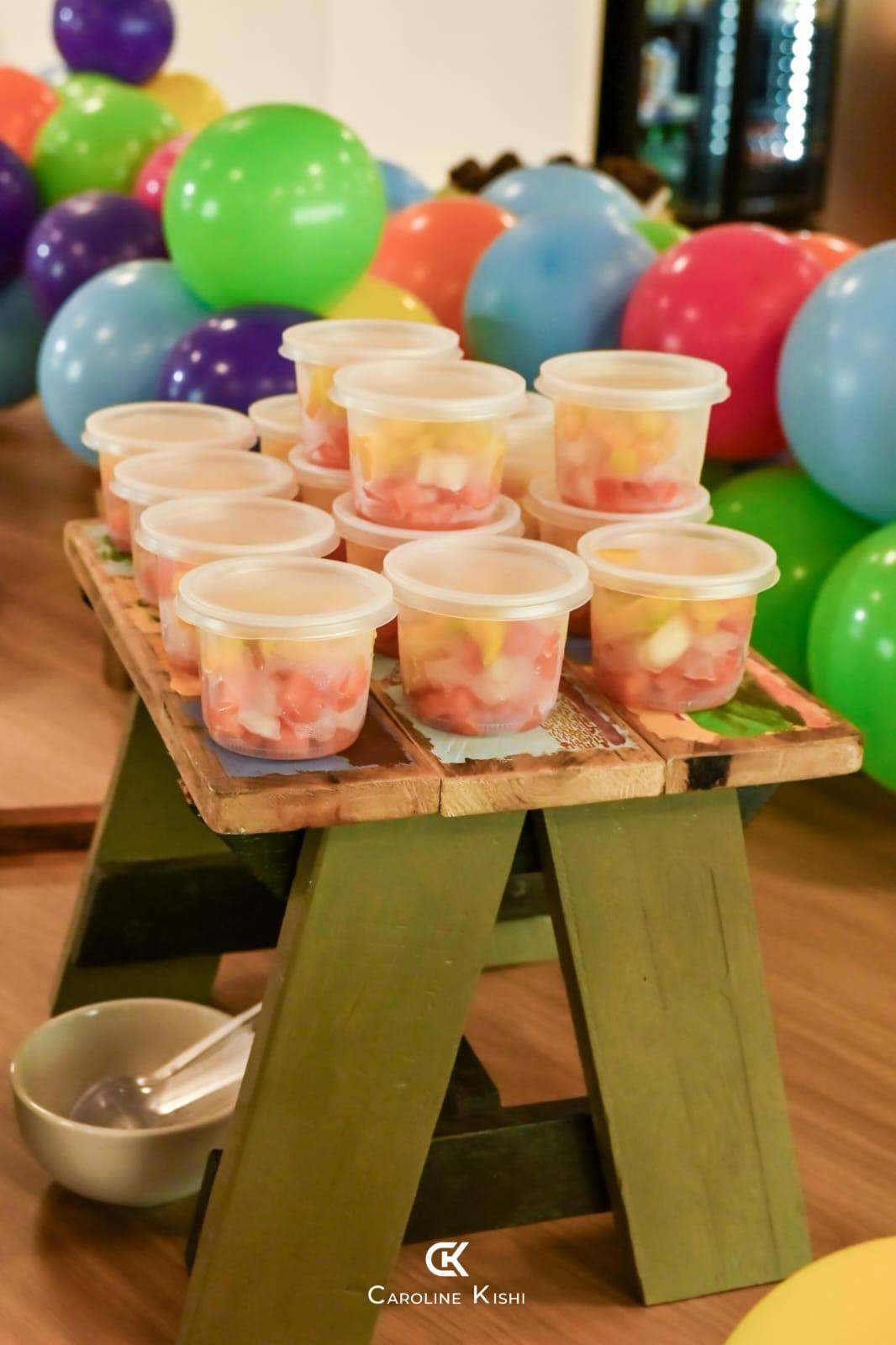 Copos de frutas servidos no evento