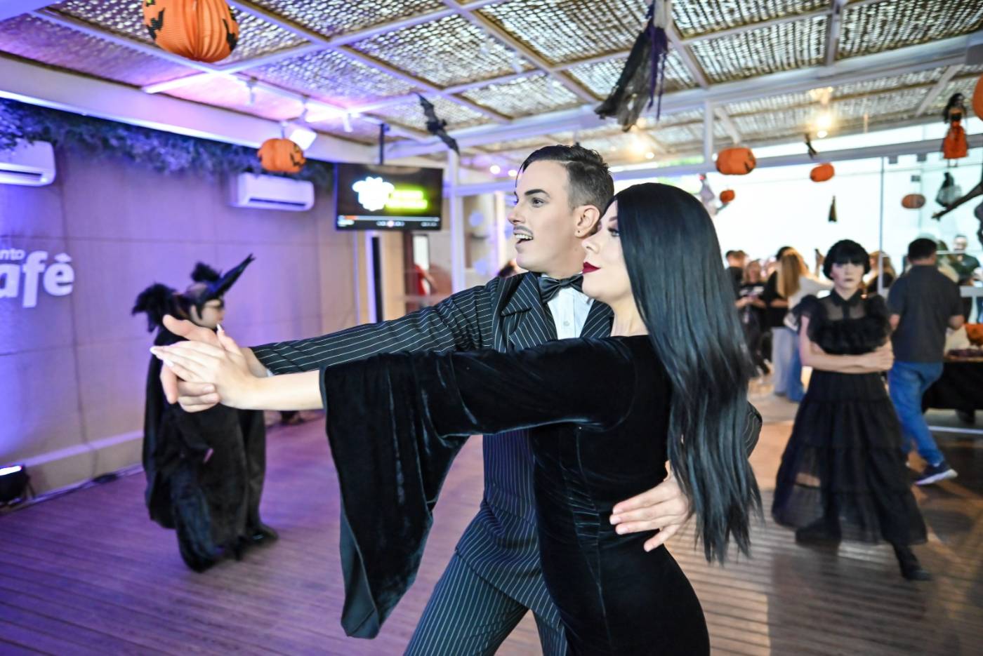 Colaboradores fantasiados durante a festa