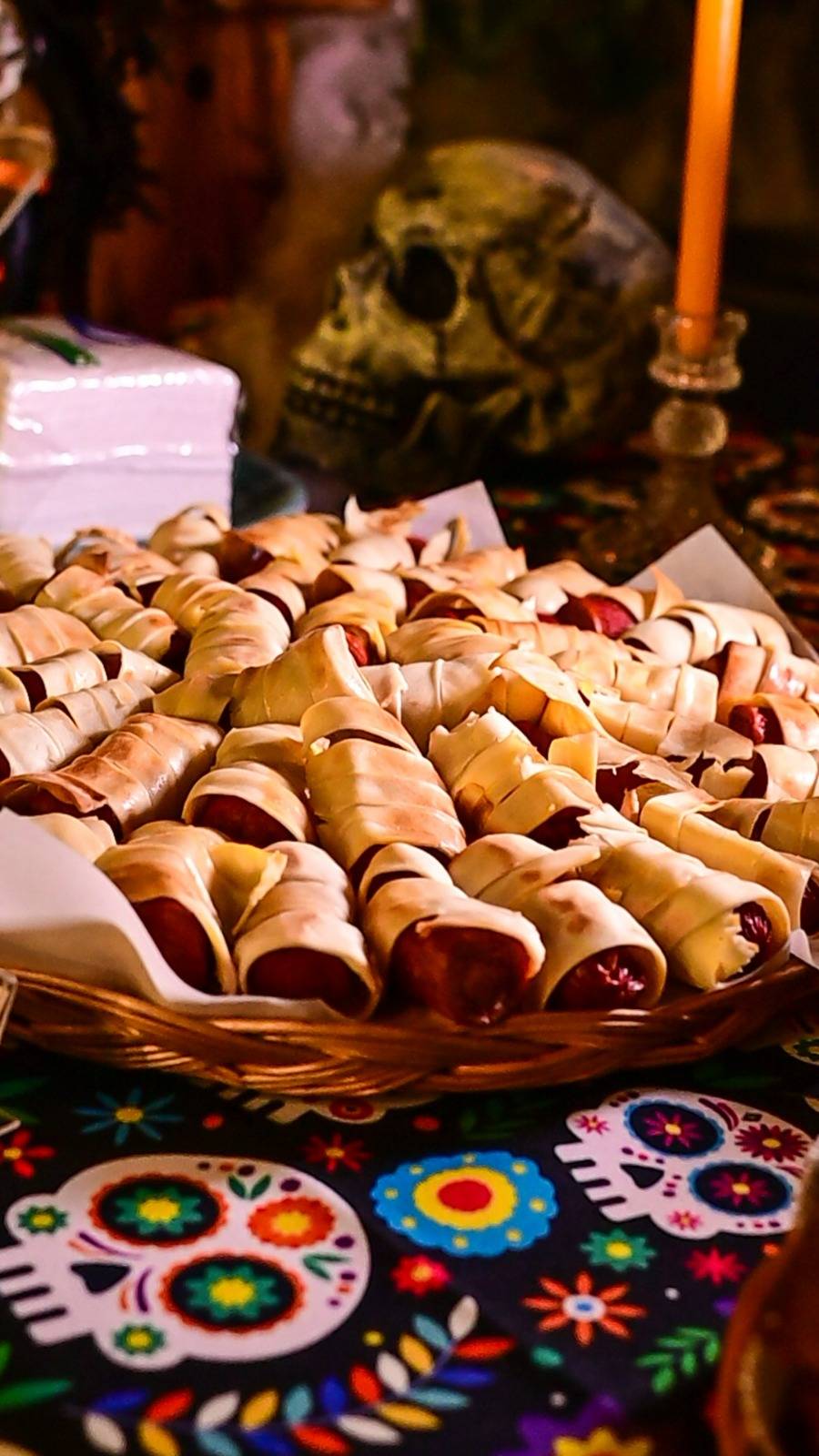 Mesa com comidas temáticas